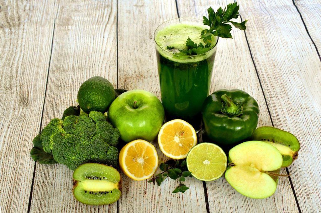 Green Smoothing umgeben von grünem Obst und Gemüse