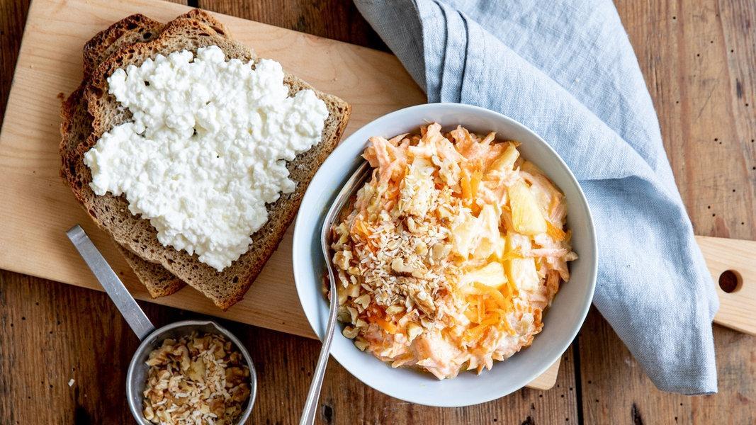 Fruchtiger Karottensalat mit Frischkäse-Vollkornbrot